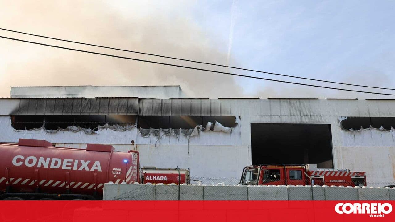 Active fire at a plastic recycling company in Coimbra