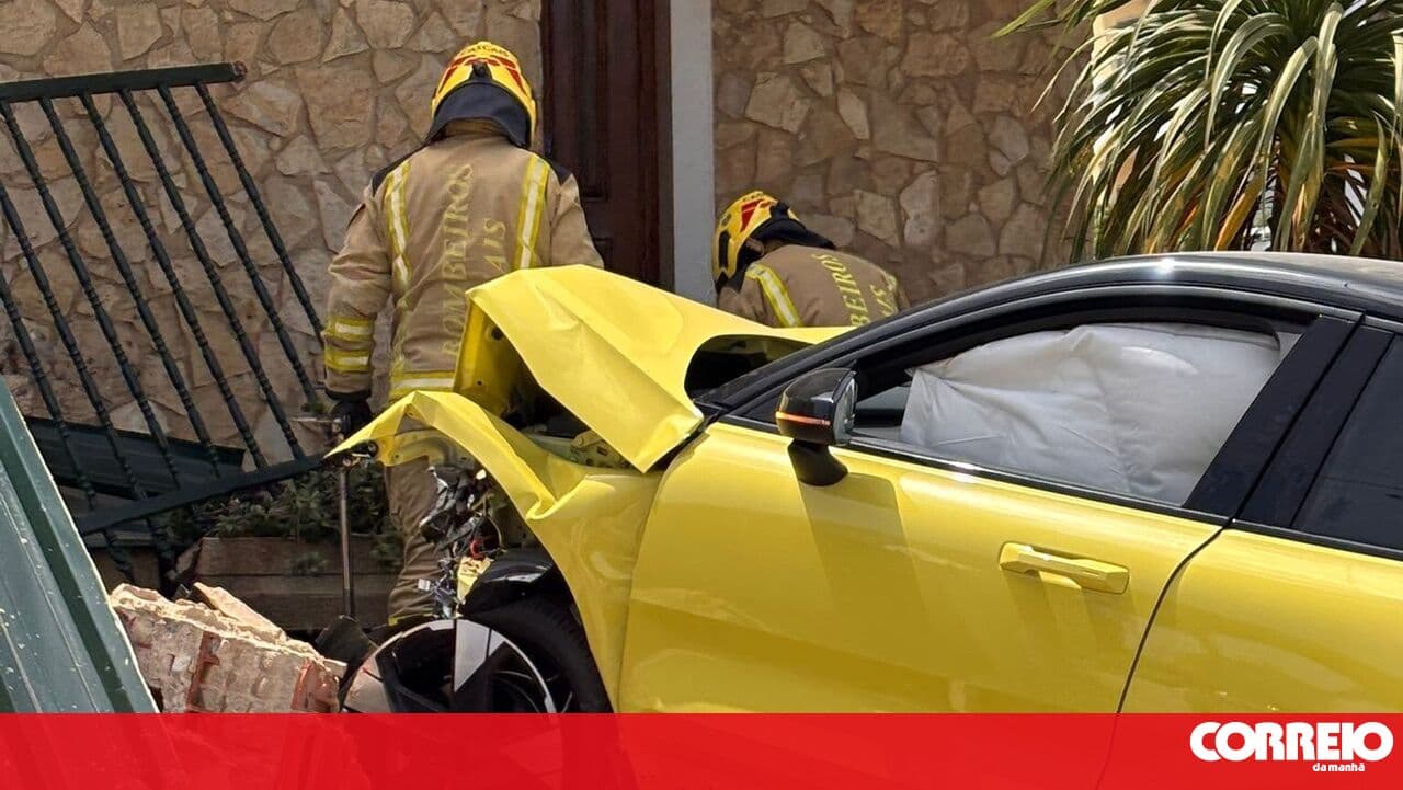 Car skids and destroys house facade in Cascais. Driver injured