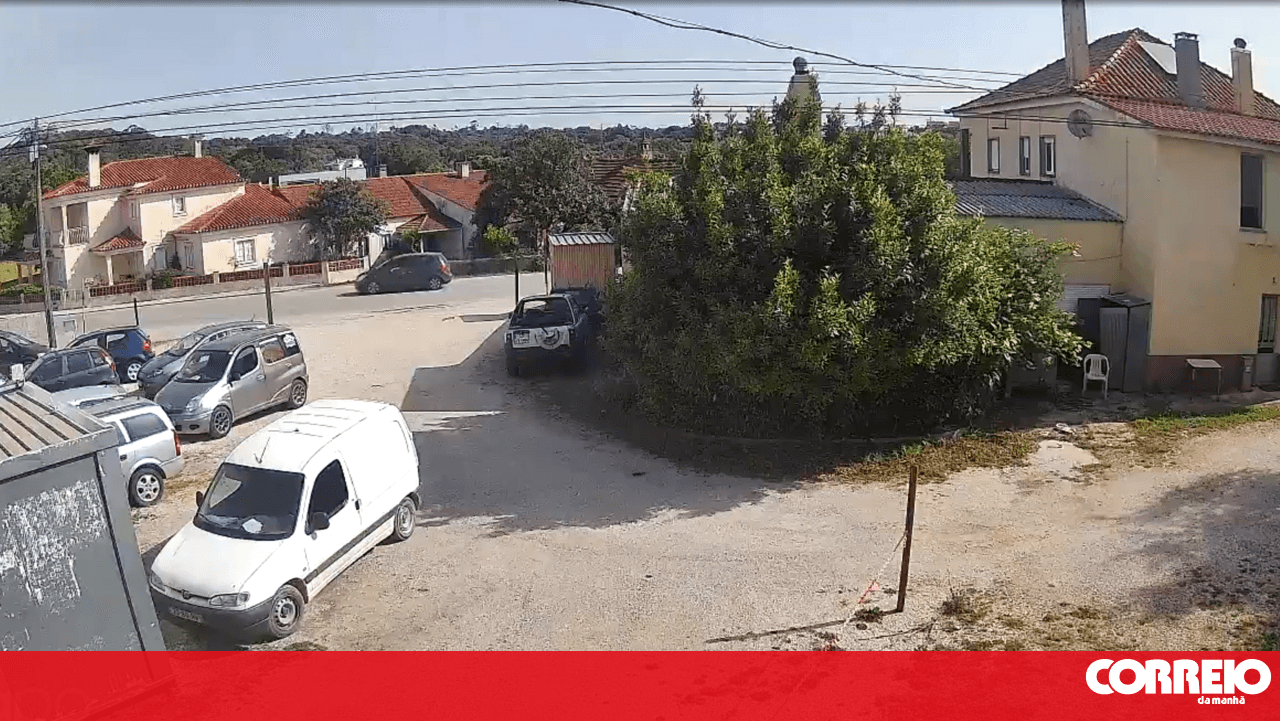 Footage shows the moment the couple who abandoned French children arrives at a café in Fátima