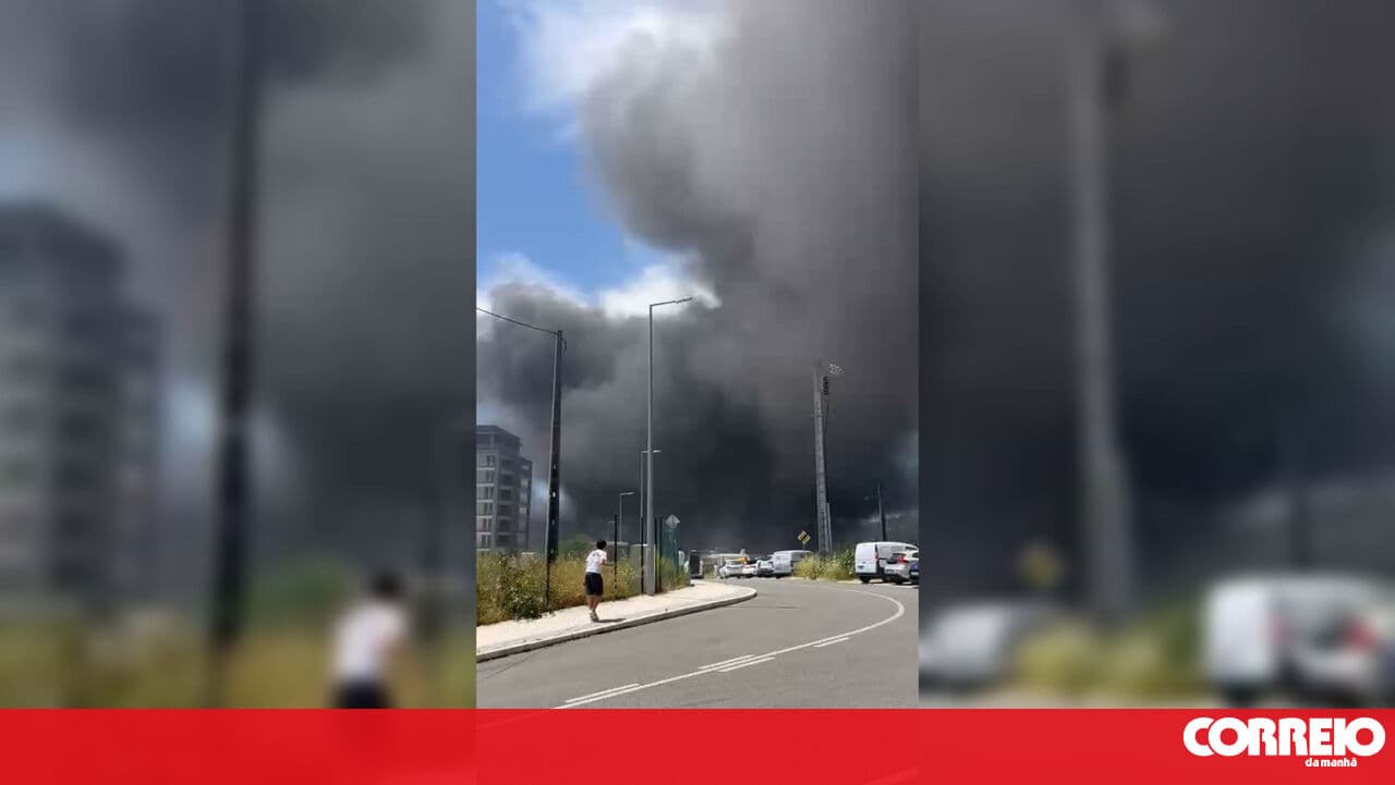 Fire breaks out in warehouse in Vialonga