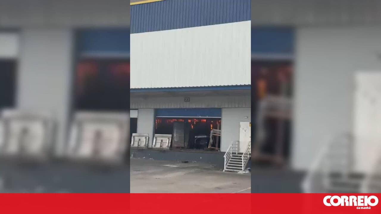 New images of the fire consuming a DHL warehouse in Vialonga