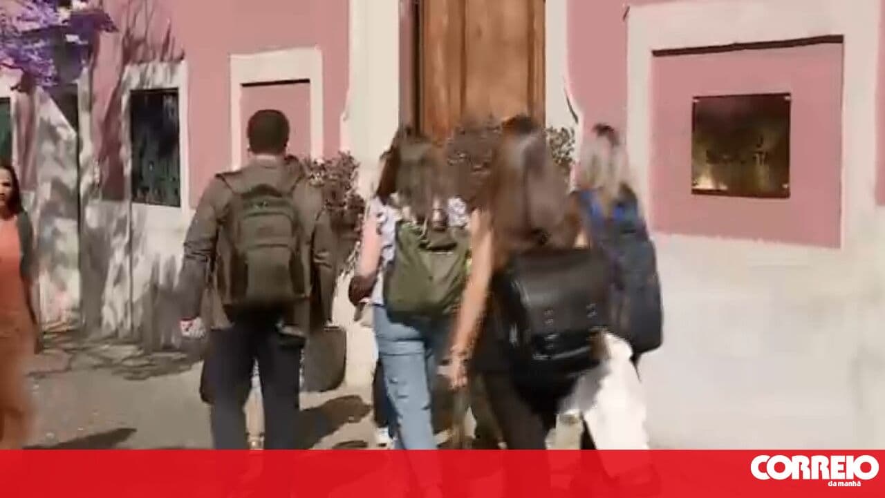 PJ inspectors enter PS headquarters in Lisbon. See the images
