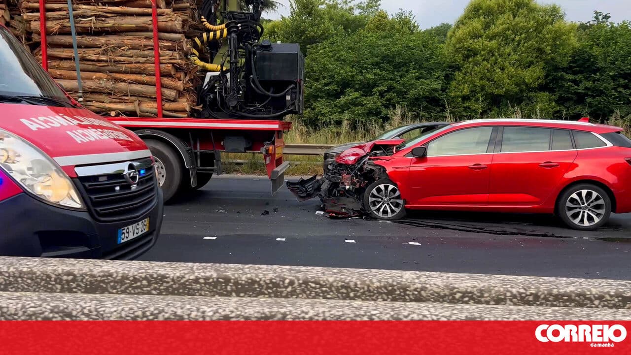 One injured in collision on the A1 in Vila Nova de Gaia. Traffic is restricted