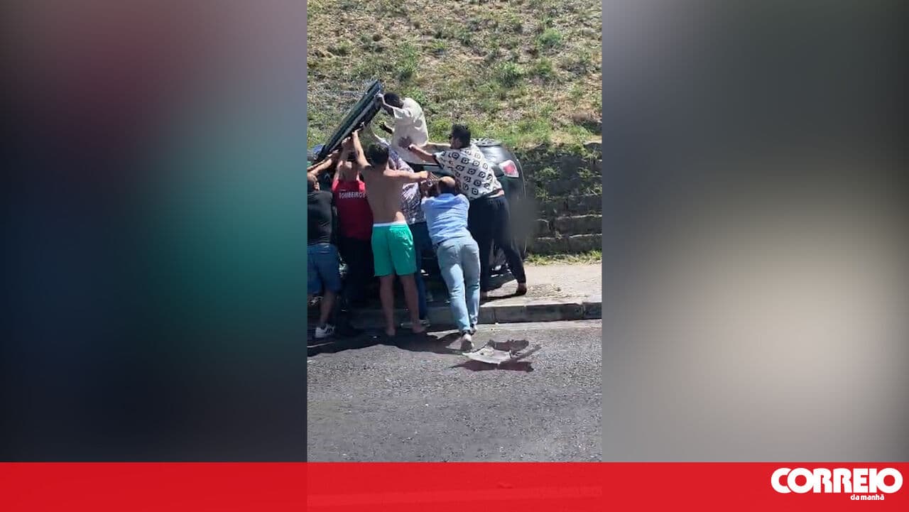 Collision leaves car overturned on Avenida Marechal Gomes da Costa in Lisbon