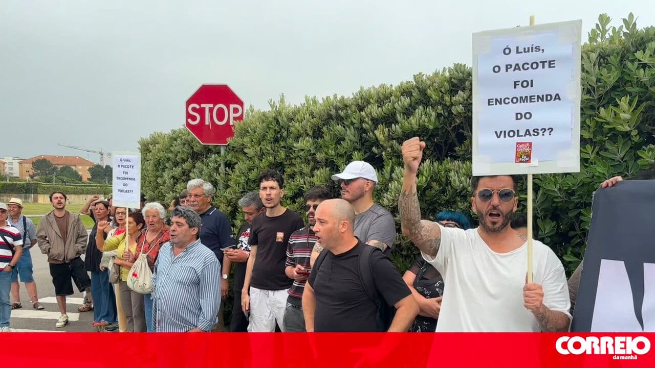 Dozens of people demonstrate against the labour package in São Félix da Marinha