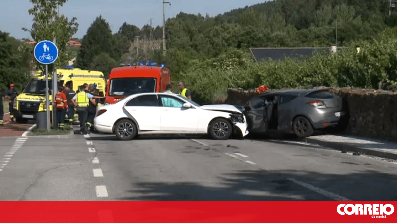 Nine injured in two-car collision in Moimenta da Beira