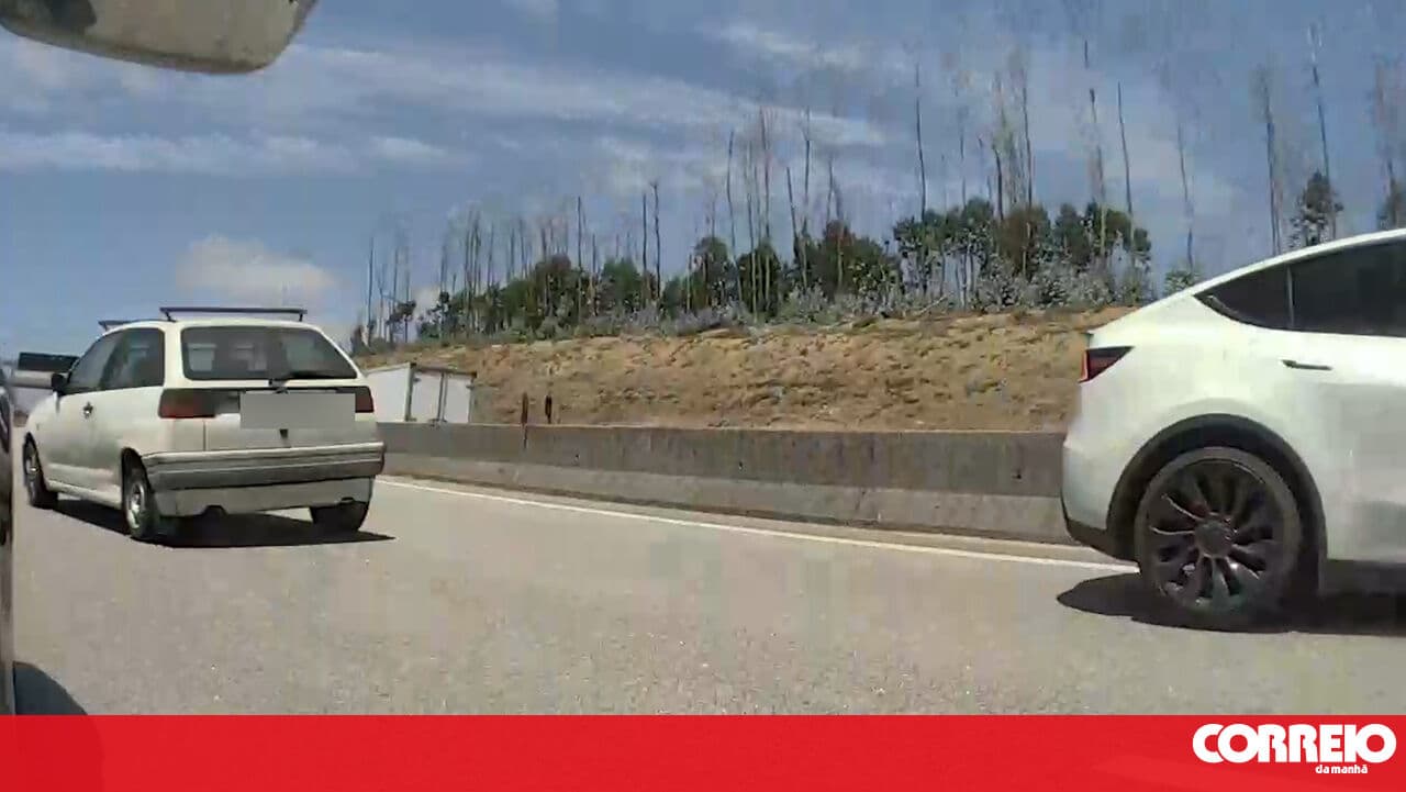 Dashcams capture car driving the wrong way on the A25 moments before a violent accident