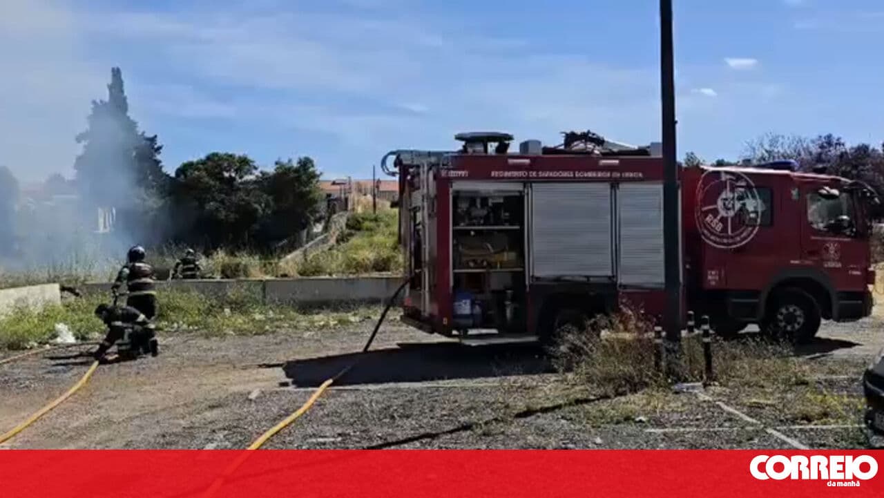 Fire breaks out in scrubland area in Olaias