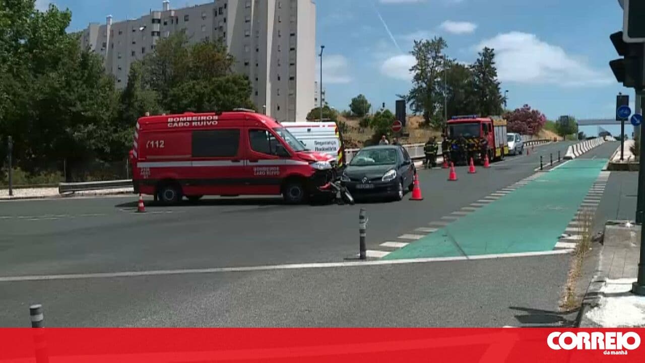 One injured in collision between car and ambulance on Avenida Lusíada in Lisbon