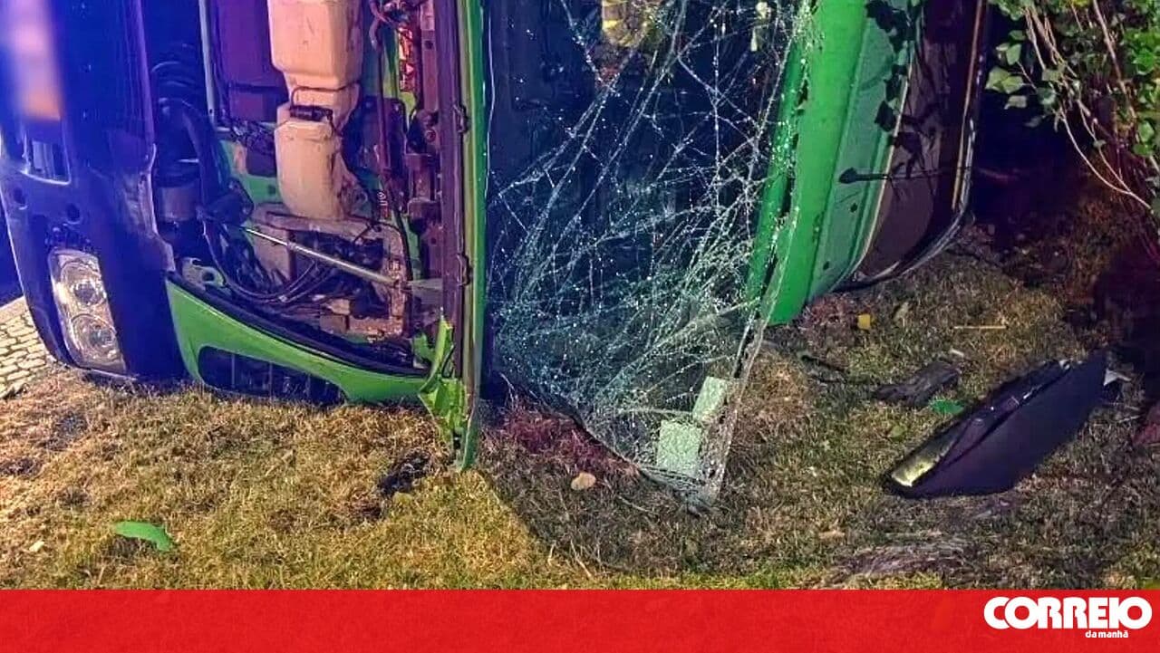 Three injured after rubbish truck crashes in Lisbon