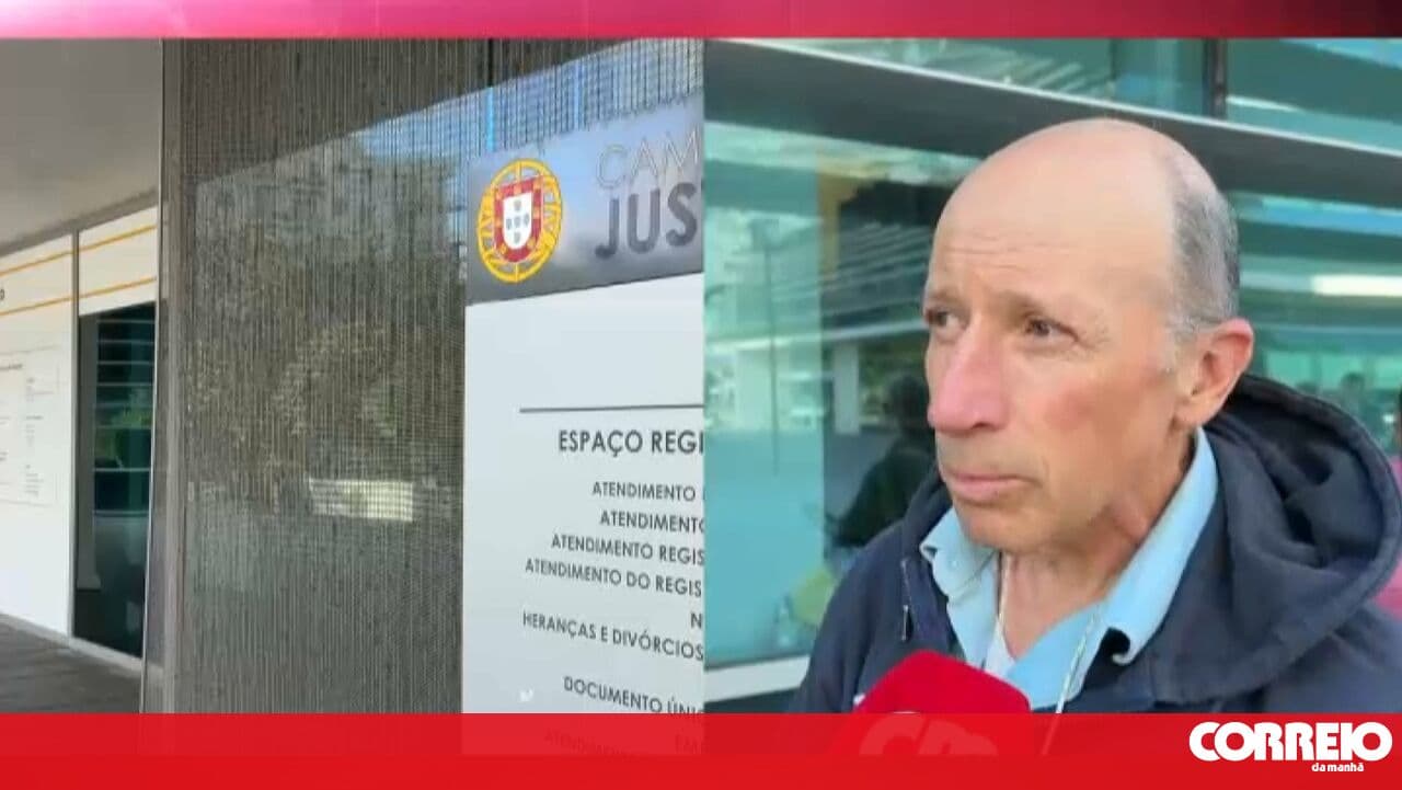 User waits in a long queue to be served by the Institute of Registries and Notaries at the Campus de Justiça