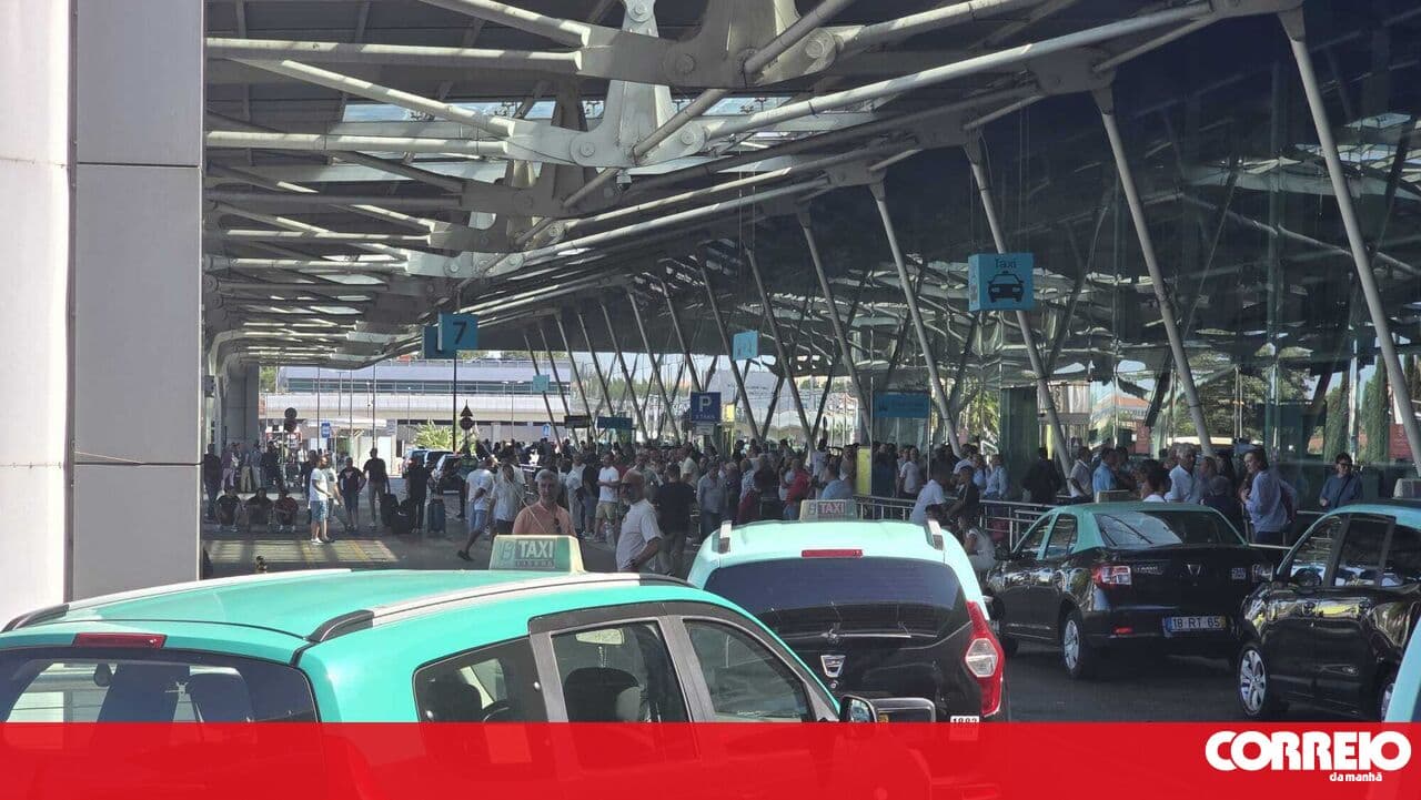 Taxi drivers in spontaneous protest block taxi rank at Lisbon Airport