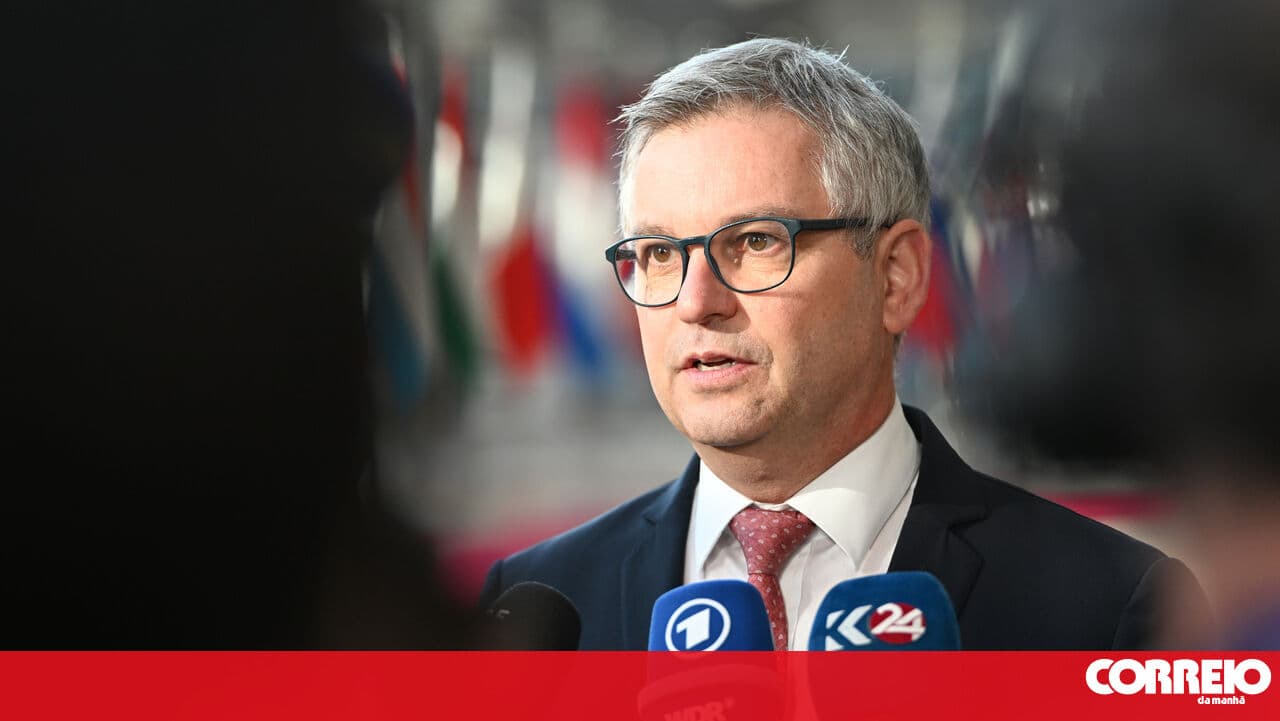 European Commissioner considers that regularisation of immigrants in Spain sends a "bad signal"