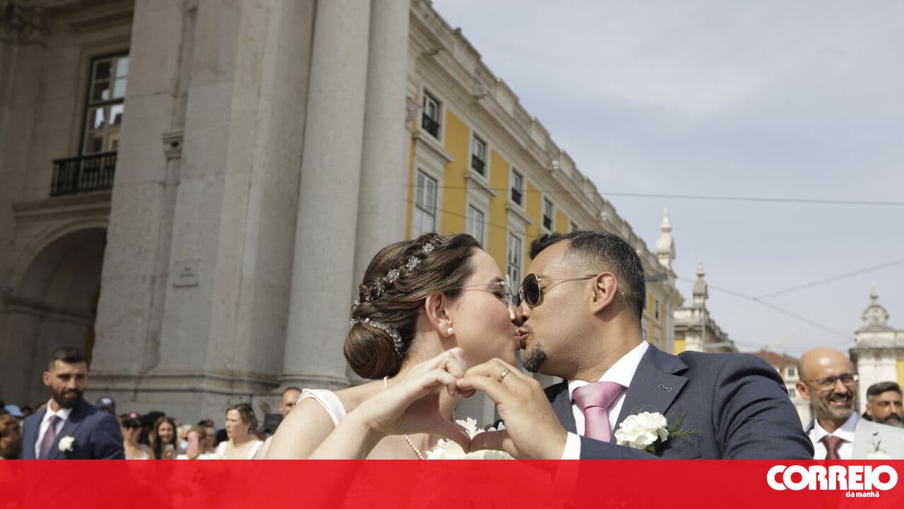 Love took to the streets as couples observed the Santo António tradition