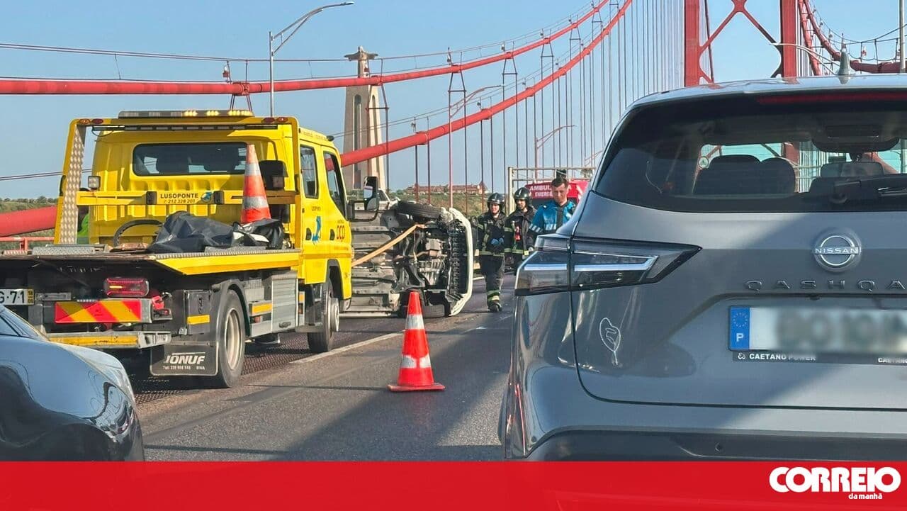 Collision followed by rollover on the 25 de Abril Bridge leaves two injured