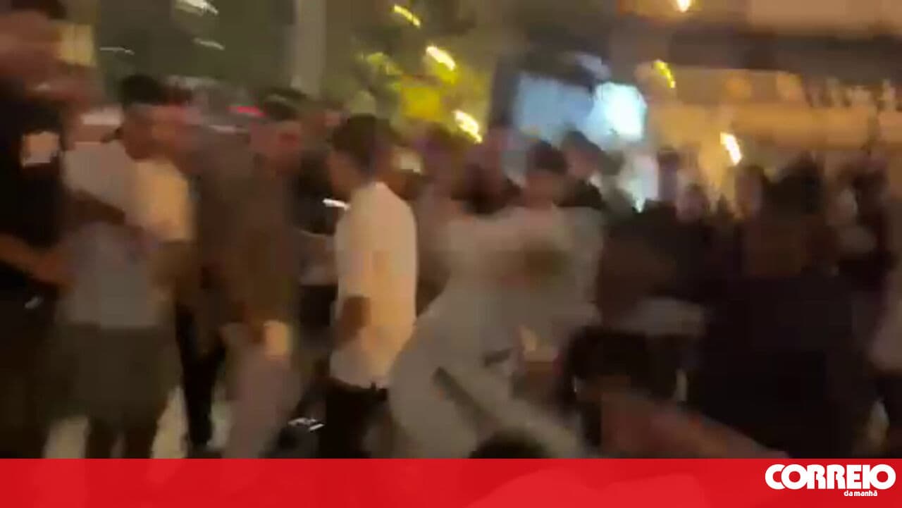 Man tries to stop assault on stranger and is brutally attacked by a group during the Santos Populares festival