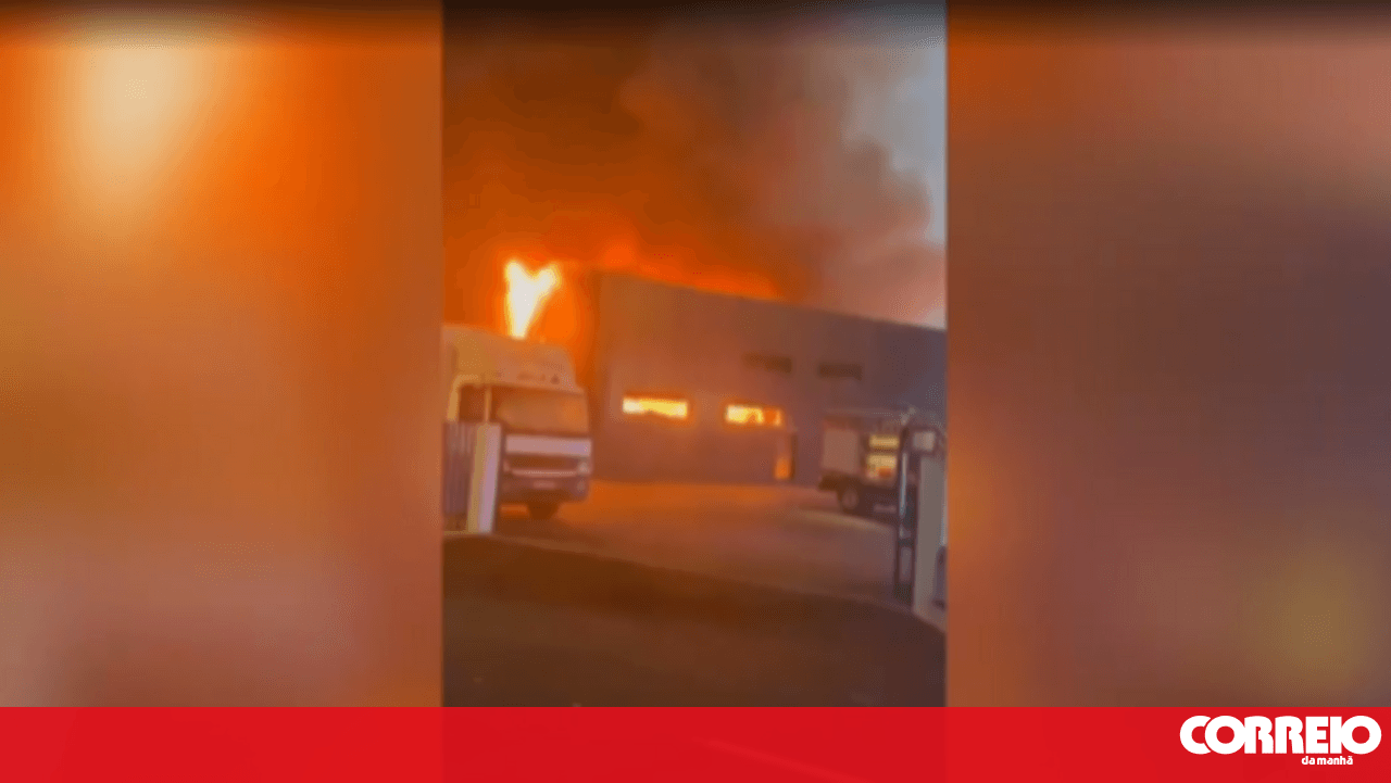 Fire consumes footwear factory in Felgueiras