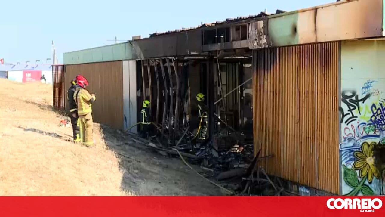 Fire at a bar on Dragão Vermelho beach in Costa da Caparica enters the mop-up phase