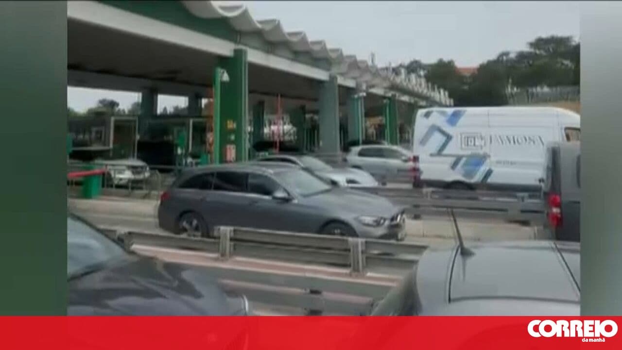 Three injured in two-car collision on the A5 in the Oeiras area. Traffic cut off