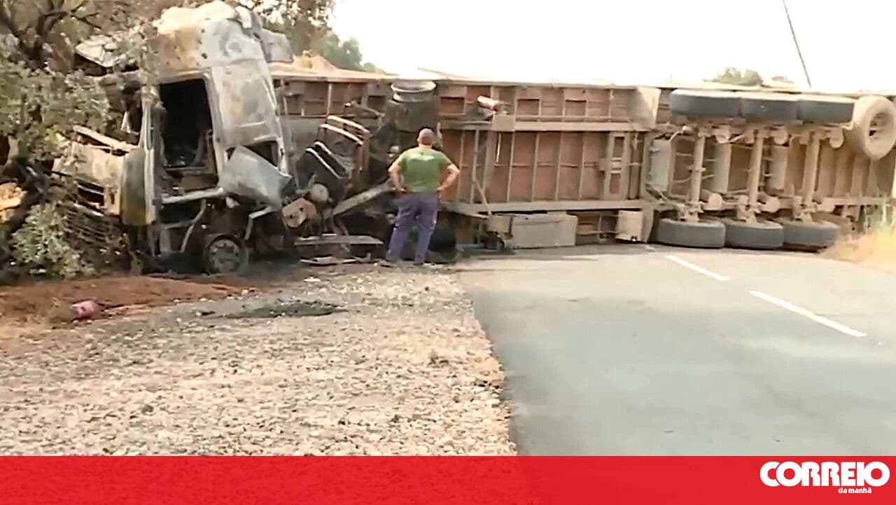 EN255 blocked near Vila Viçosa due to truck crash