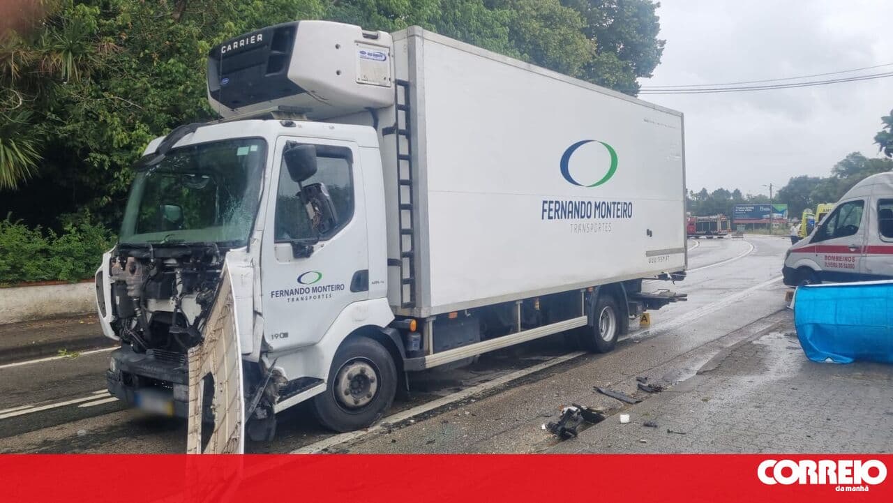One dead and five injured in collision between a truck and a patient transport vehicle in Anadia