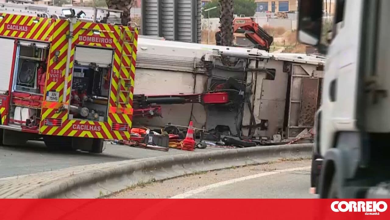 IC20 closed after garbage truck crash in Costa da Caparica. Worker trapped