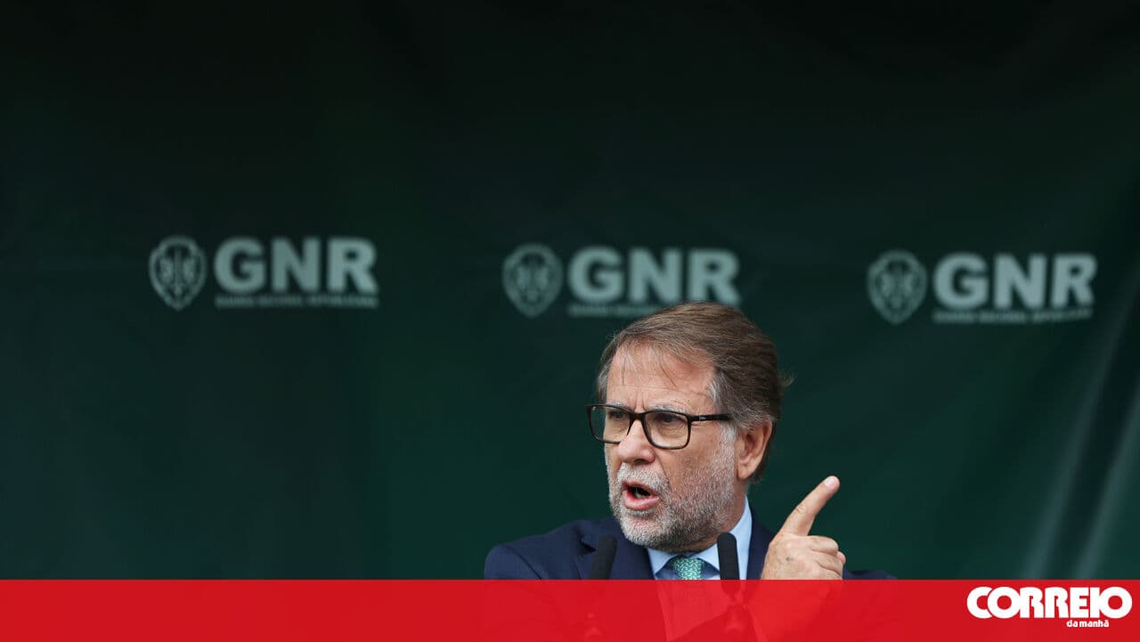 GNR officer fires shots at ceremony attended by Minister Luís Neves