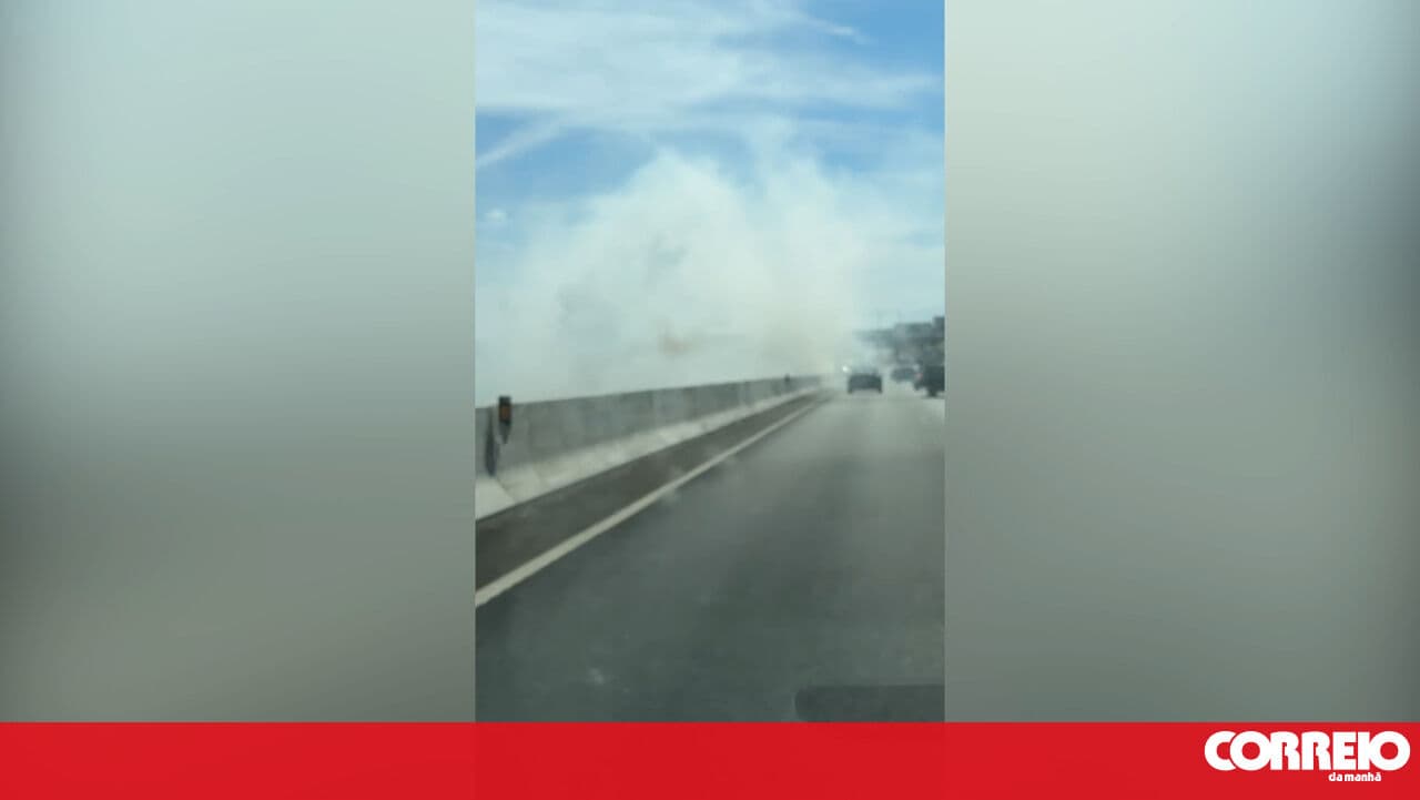 Car catches fire on the IC20 in Costa da Caparica