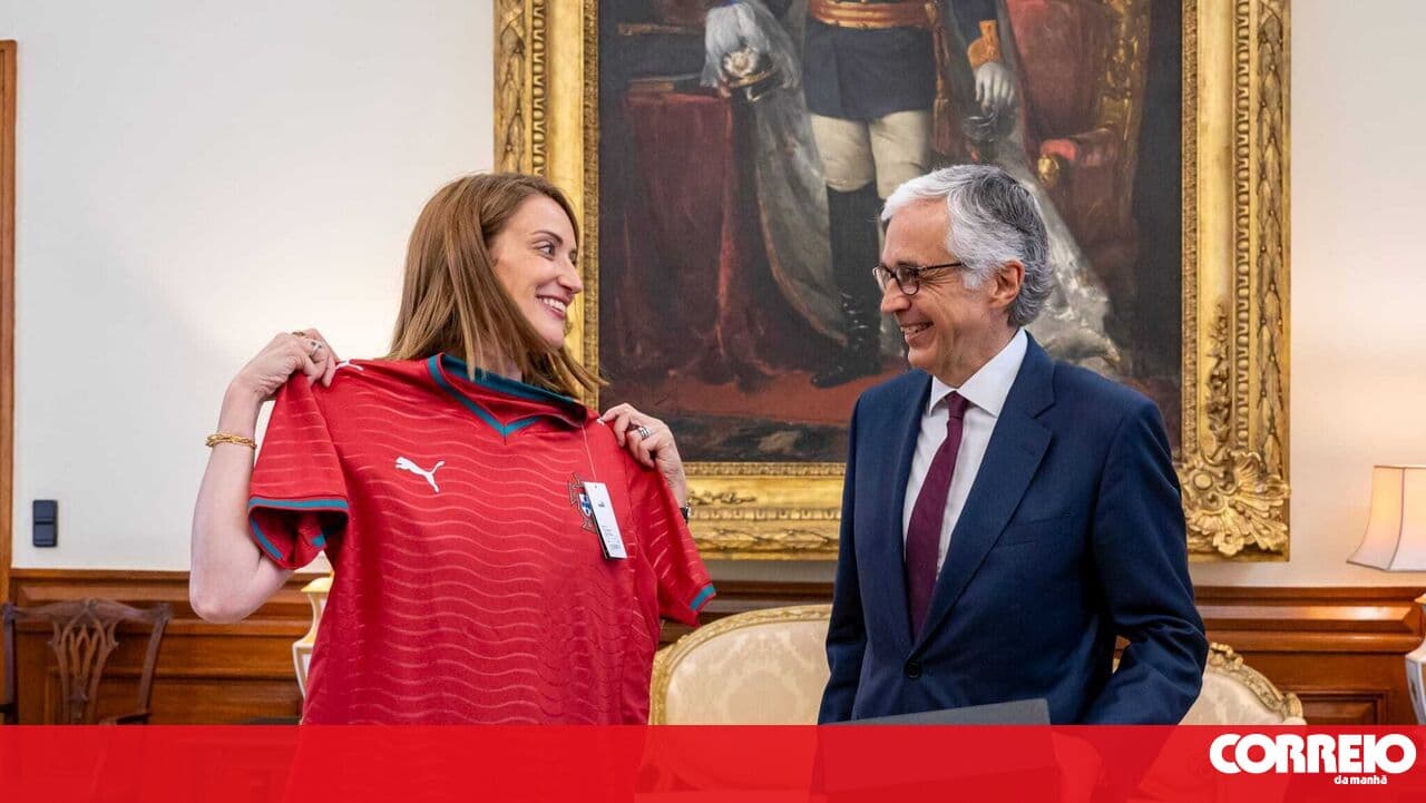 Aguiar-Branco offers national team jersey to Roberta Metsola during visit to Parliament