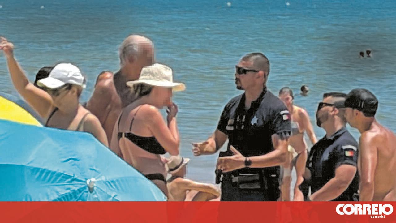 Maritime Police stop beachgoers over parasols in front of a concession area