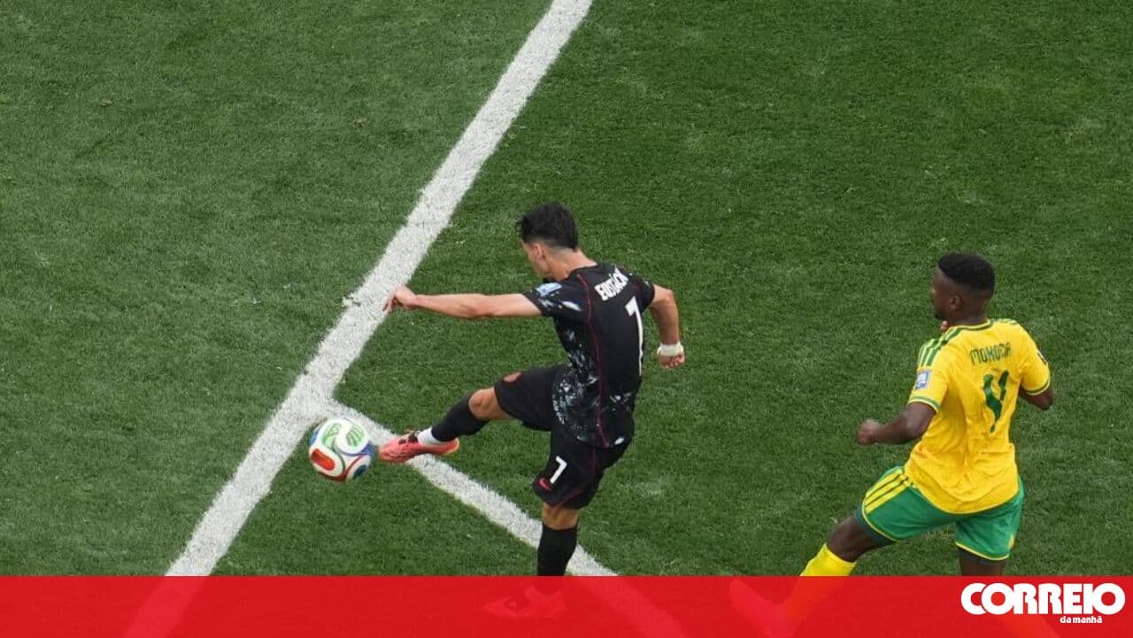 Porto player Stephen Eustáquio helps Canada qualify for the 2026 World Cup round of 16