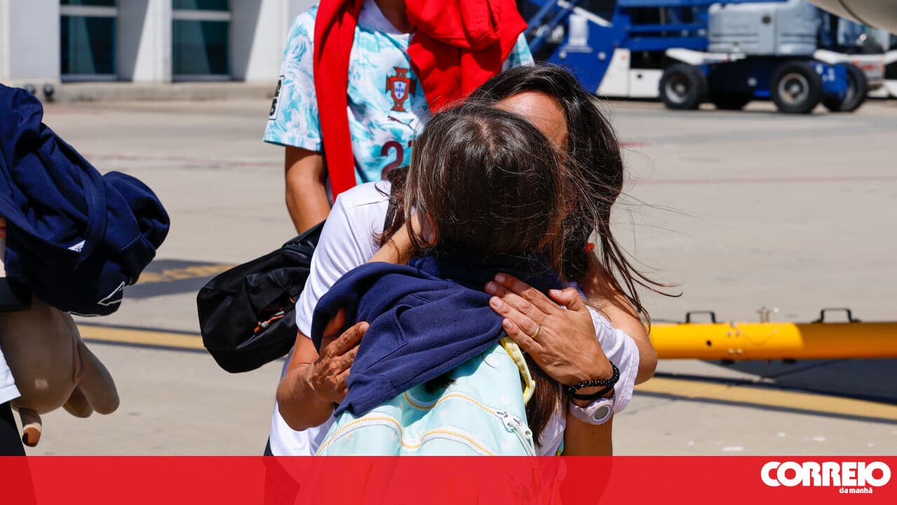 Smiles and hugs: 17 citizens and a pet from Venezuela arrive in Lisbon