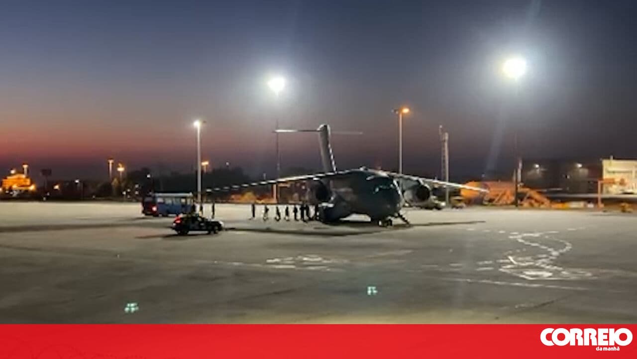 The moment an Air Force plane lands in Lisbon with 17 citizens and a pet from Venezuela