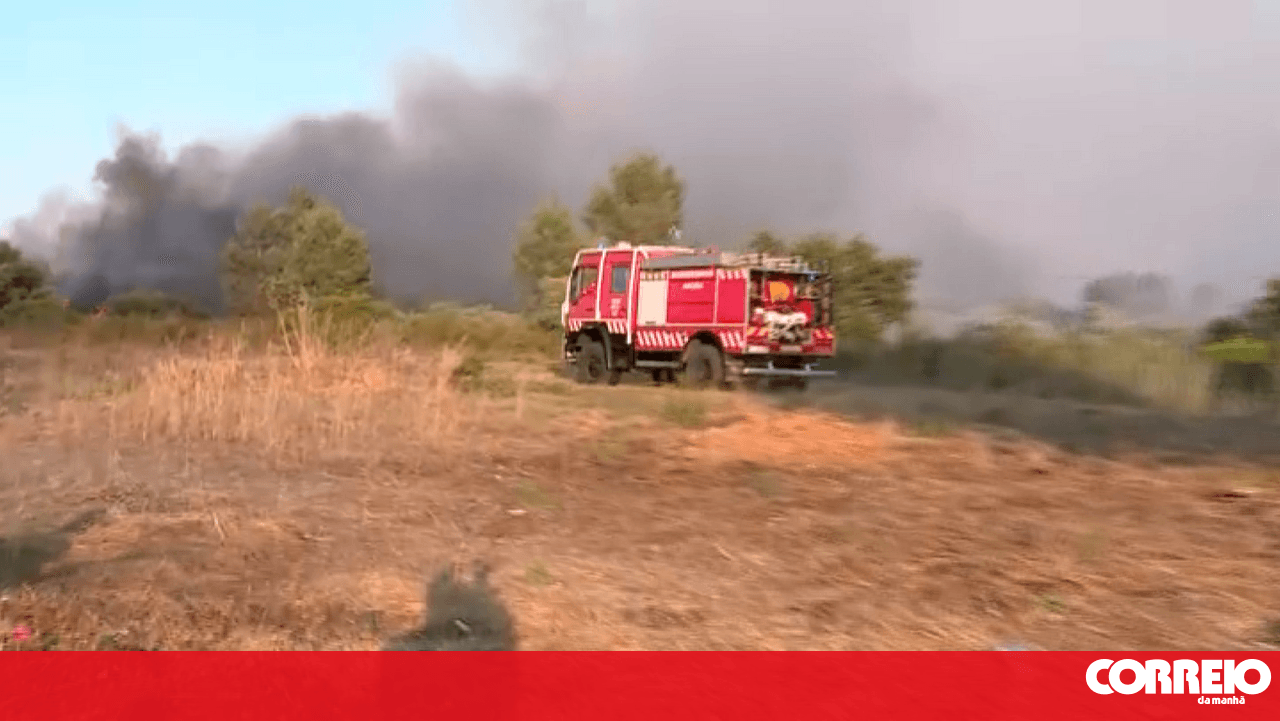 Fire breaks out in Vale do Cobro in Setúbal. Houses were evacuated