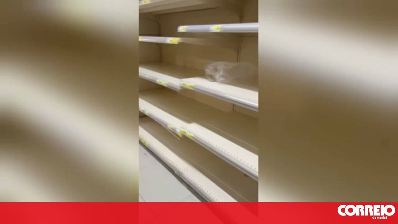 Images show almost empty shelves in several supermarkets in Almada