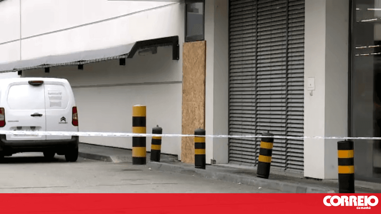 Robbers break down supermarket door and blow up ATM in Coimbra