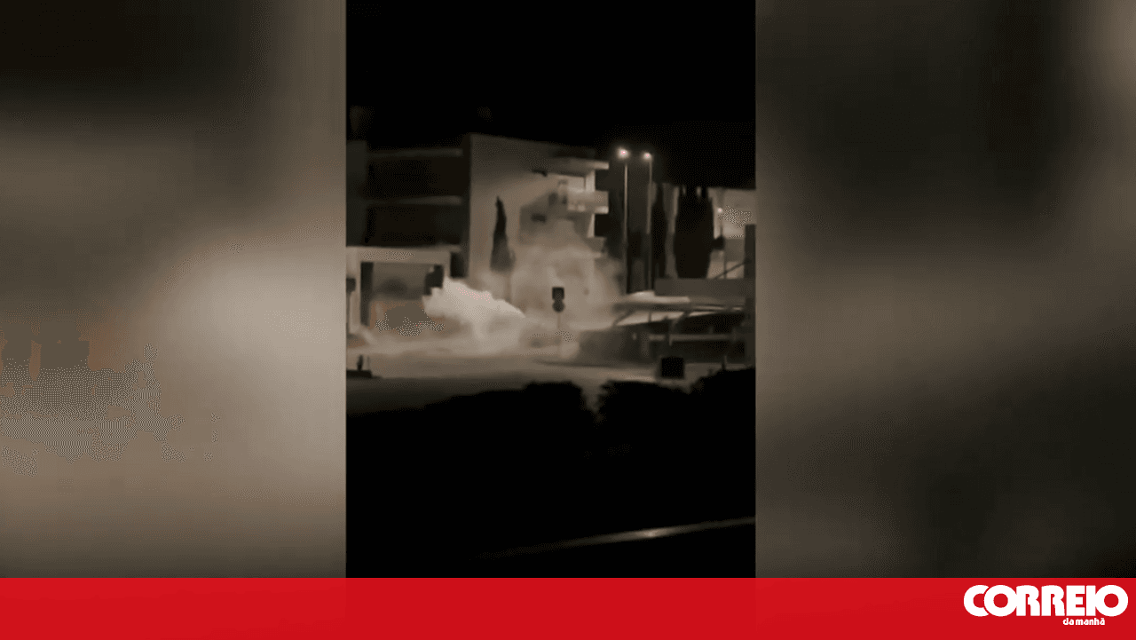 The moment robbers flee after blowing up an ATM at a supermarket in Coimbra
