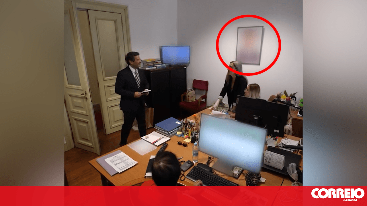 André Ventura digitally erases photos of his face hanging in Chega offices in Parliament