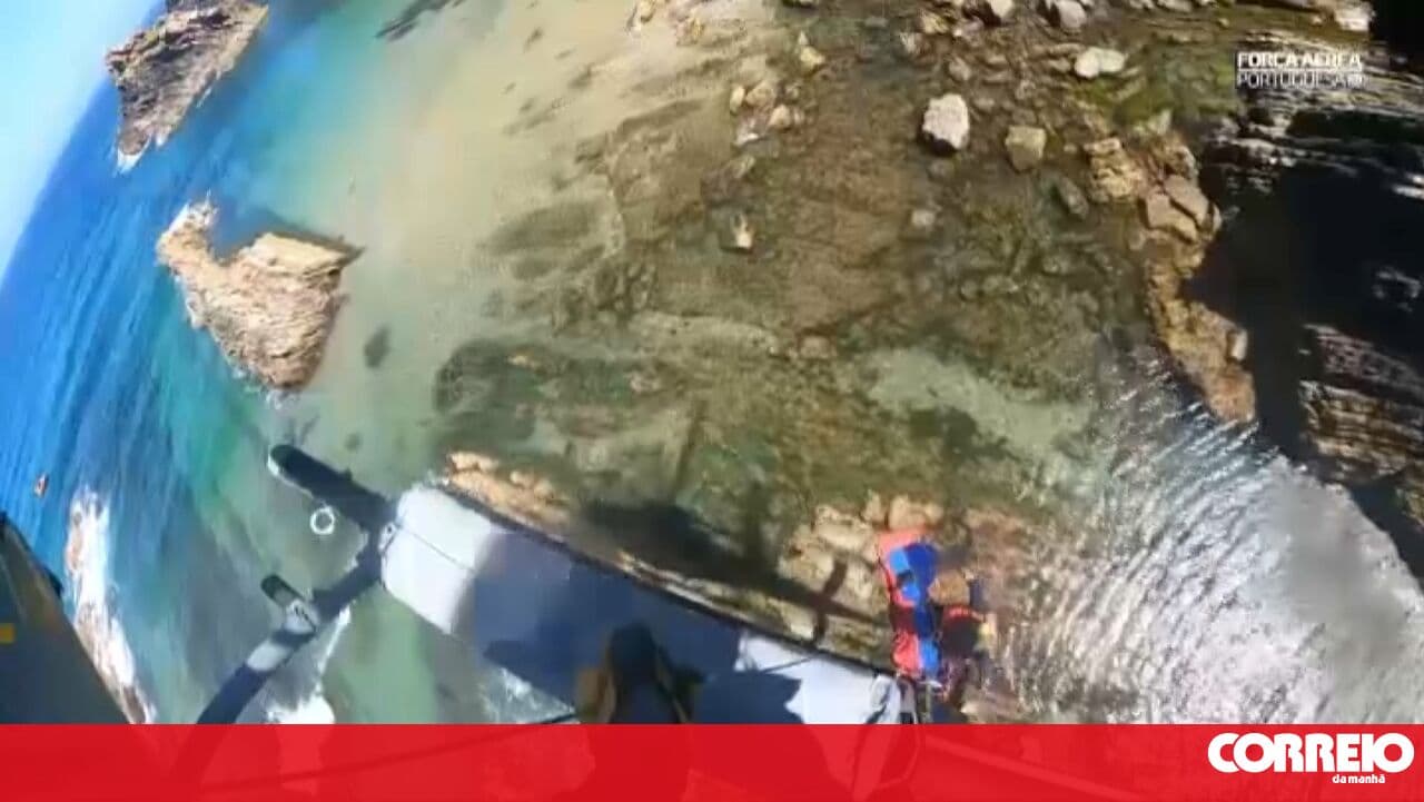 Footage captured from Air Force helicopter shows rescue of man who fell from cliff in Zambujeira do Mar