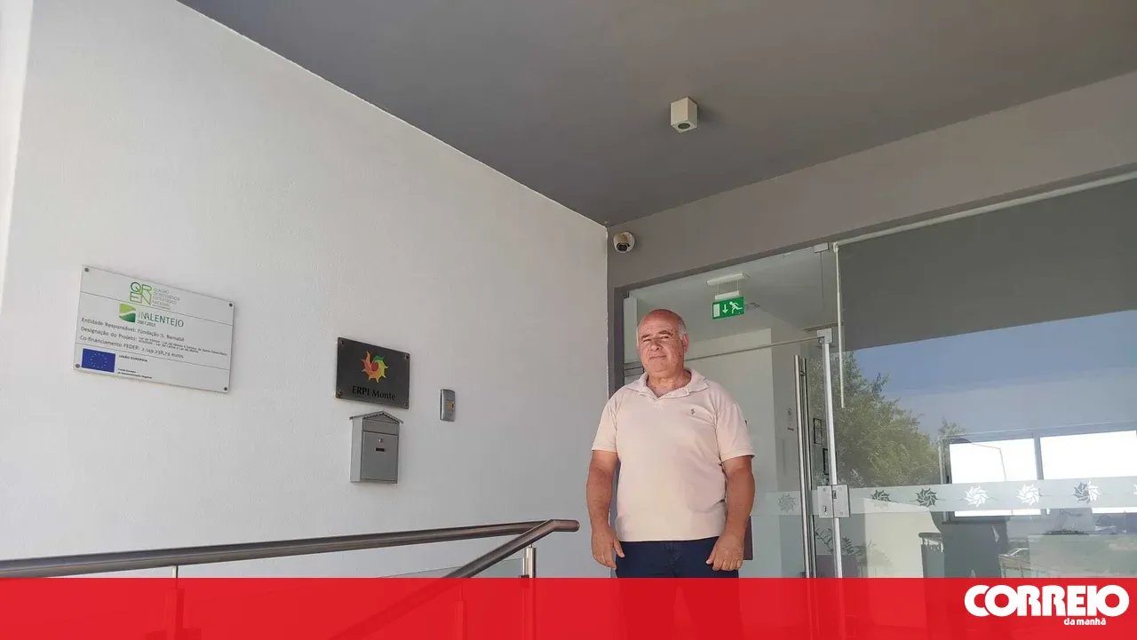 Leaves care home in Beja for son's house and upon returning to the institution is "deprived of seeing family members"