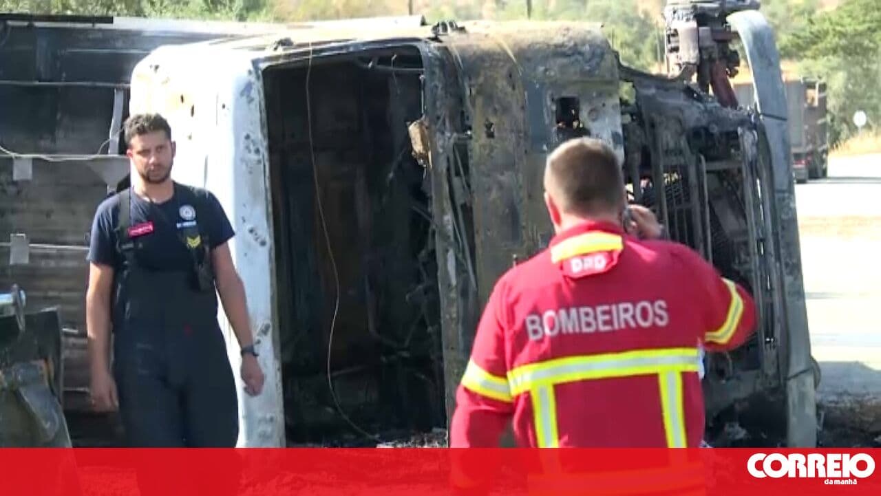 Truck crash followed by fire blocks national road in Serpa