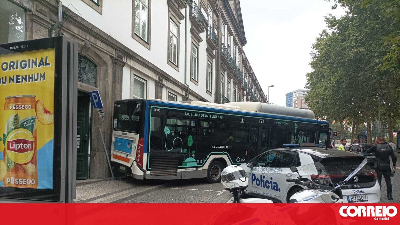 Driverless bus crashes into building in Porto