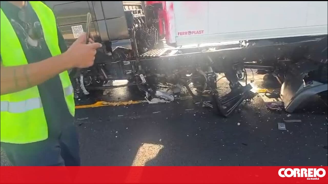 Six injured in collision between a truck and two vans on a bridge on the IC1 in Alcácer do Sal