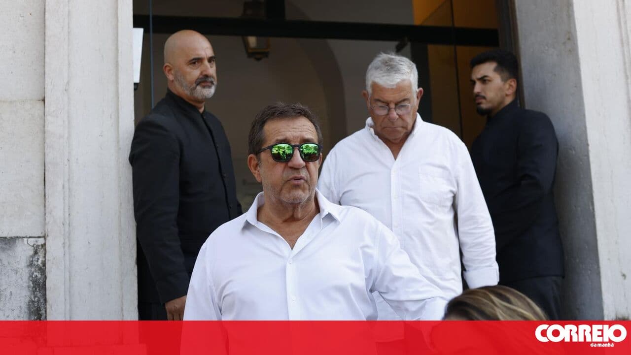 Friends and public figures bid farewell to Luís Represas