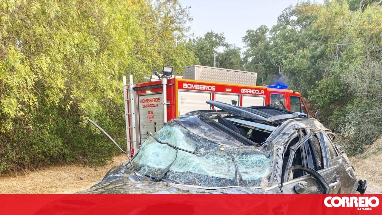 Road accident leaves two off-duty prison guards seriously injured in Grândola