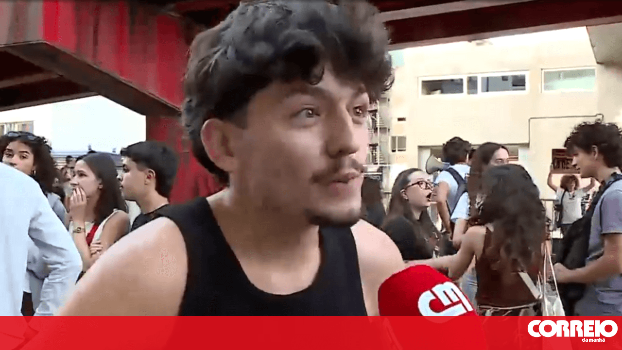 Students and teachers call for the resignation of the Minister of Education during a protest in Lisbon