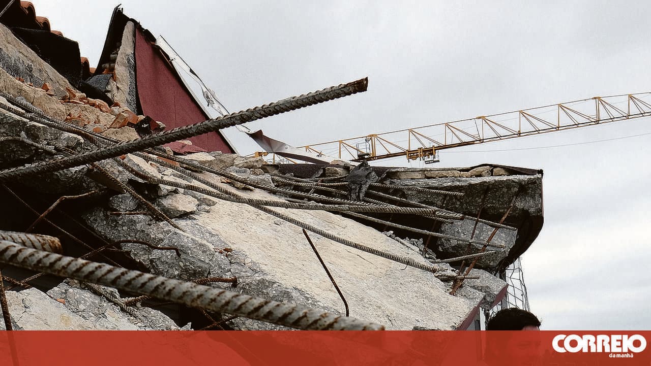 Crane toppled and caused damage to a building with 30 residents during the passage of storm ‘Kristin’ in Leiria