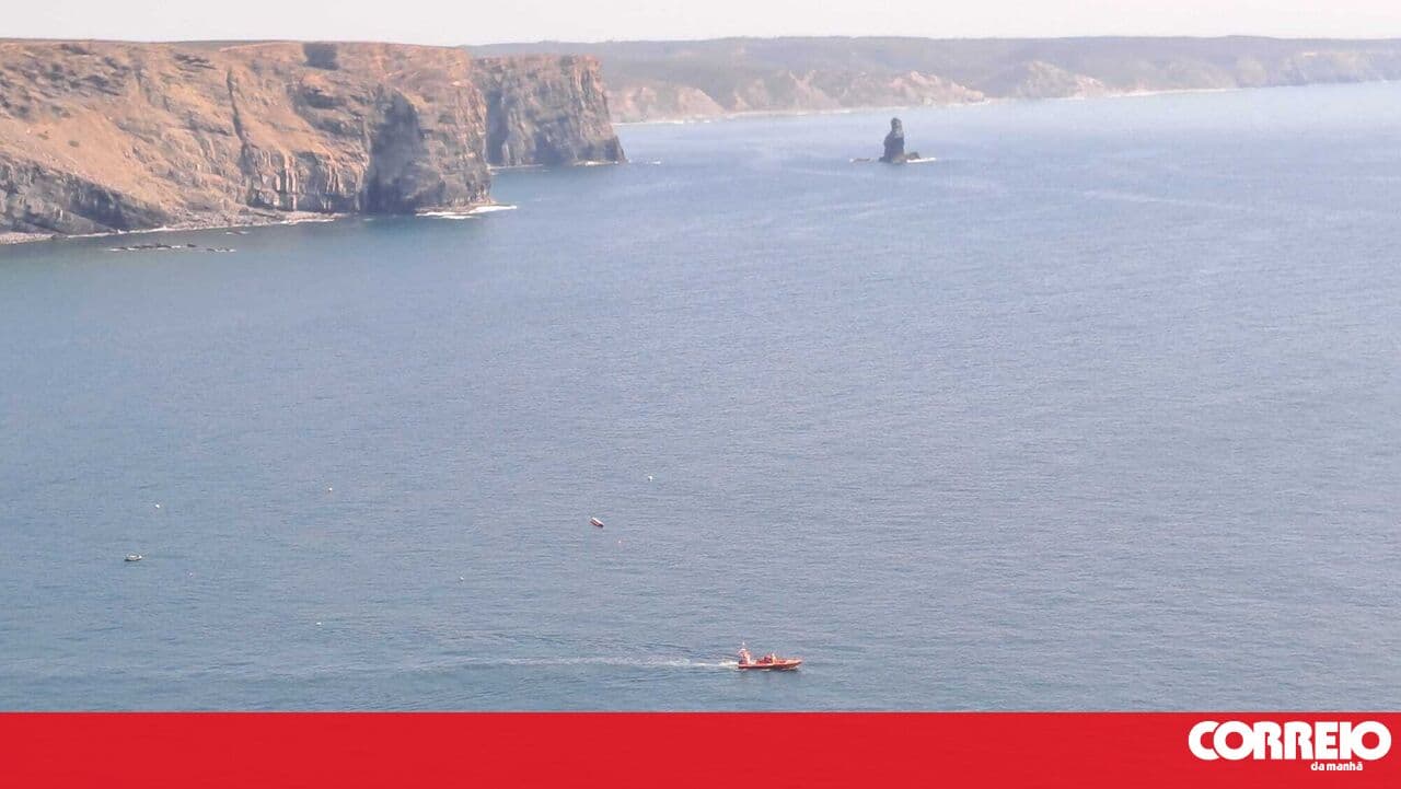 Search resumed for 28-year-old man missing while stand-up paddleboarding in the Algarve. Fog hinders operations