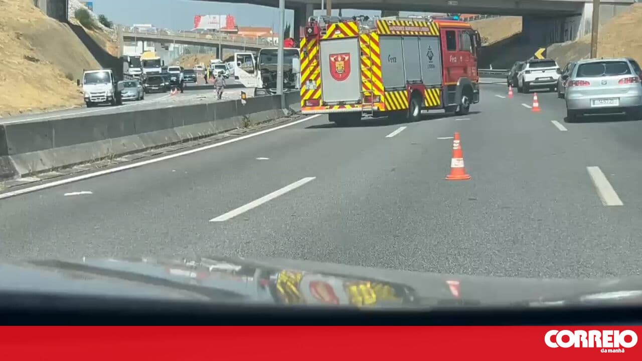 Truck skids off the road on the North-South Axis in Lisbon. Driver taken to hospital
