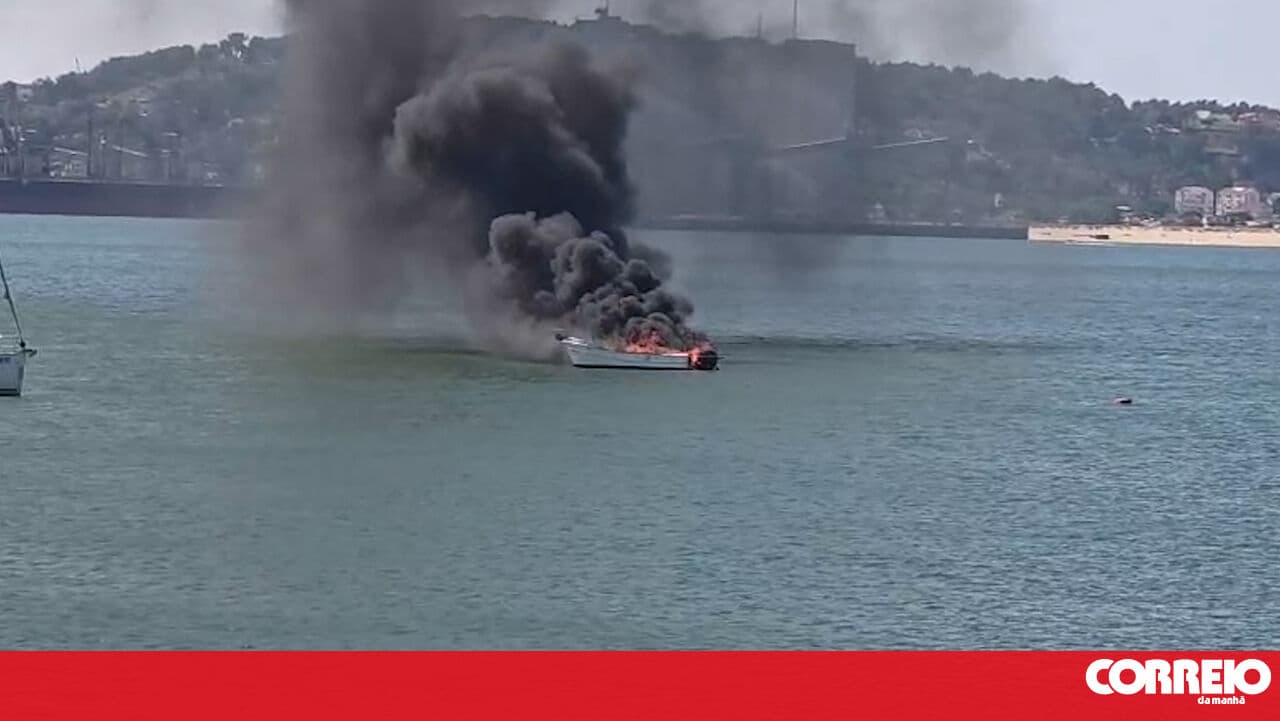 Boat on fire on the Tagus River
